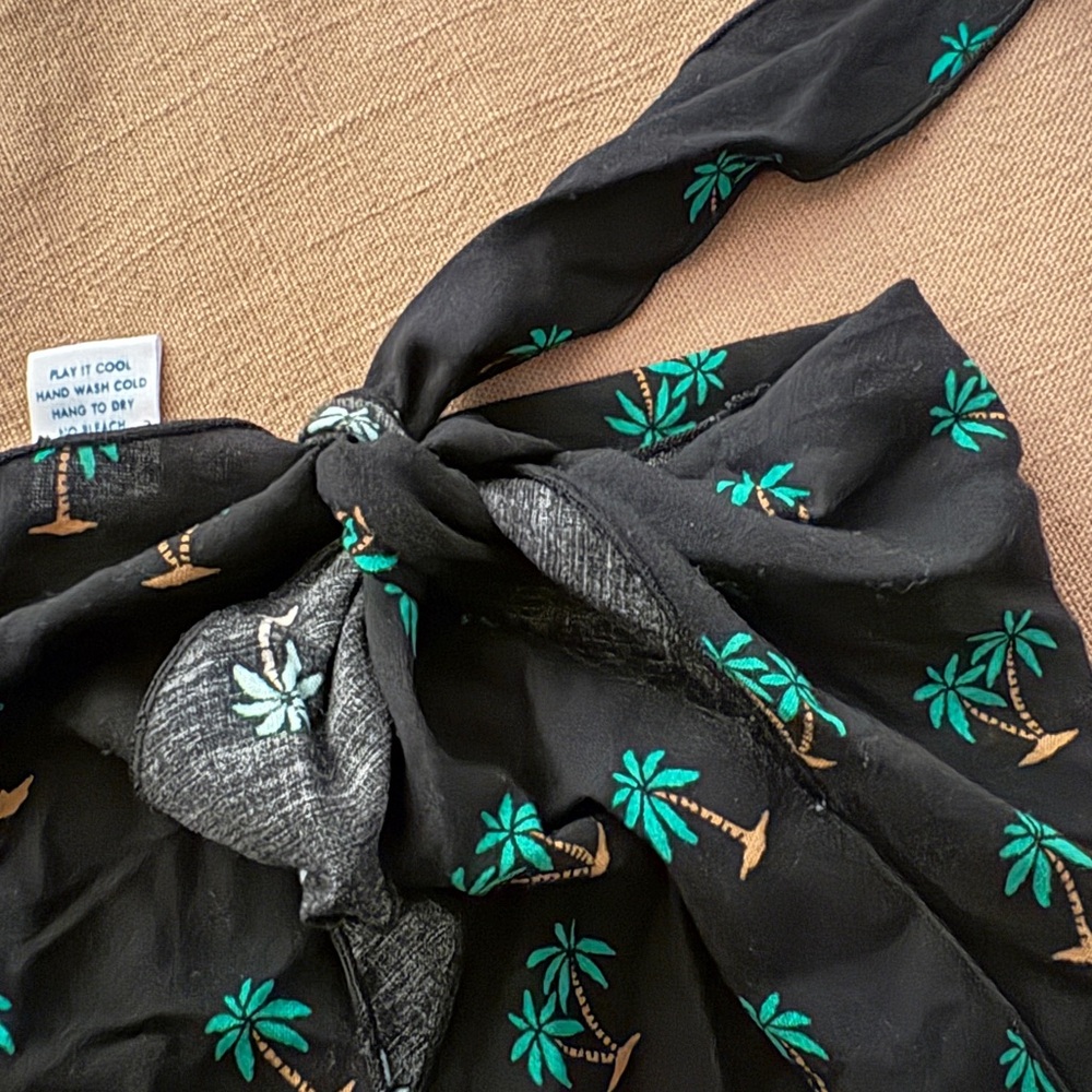 Kenny Flowers Black and Green Tropical Sarong - Picture 3 of 3